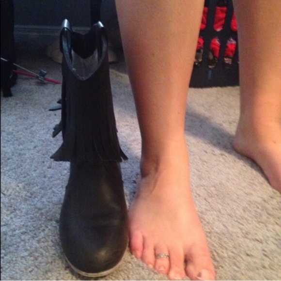 Fringe Cowboy Boots - Picture 4 of 9